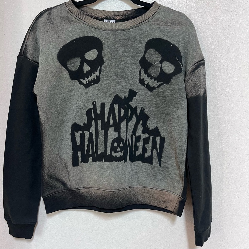 Boys Gray/Black Athletic Works Sweatshirt Size XXL 18 Skulls Halloween